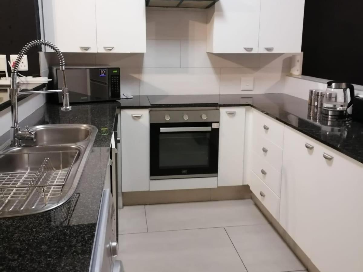 Emabheleni Executive Suites Westpoint Γιοχάνεσμπουργκ Δωμάτιο φωτογραφία